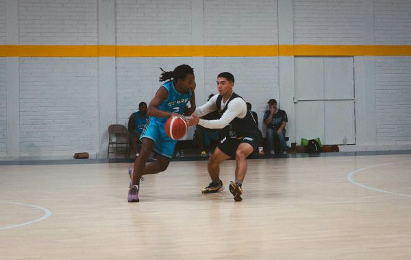 Comment intégrer le dribble dans les systèmes de jeu en basket